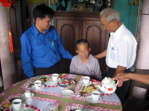 Đồng chí Phạm Nguyễn Hoàng Vũ - Phó Bí thư Thường trực Tỉnh Đoàn thăm tặng quà gia đình chính sách